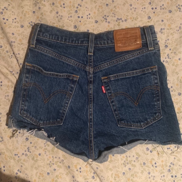 Levi’s Denim Ribcage Shorts - Picture 3 of 3